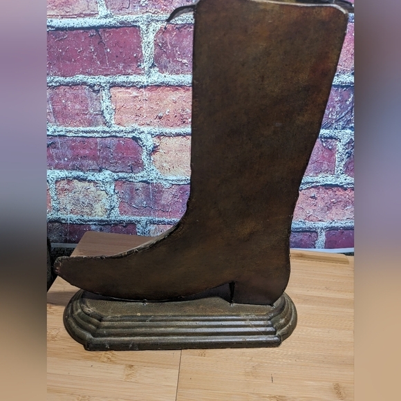 Cowgirl boot clock. Works. Battery opp metal body - Picture 5 of 8